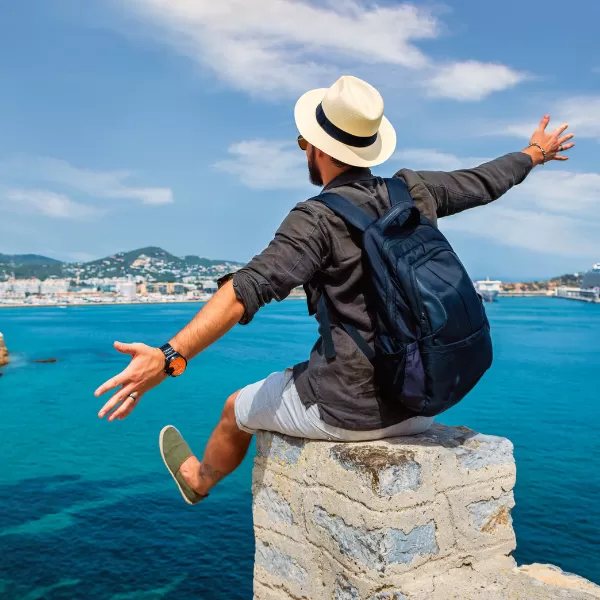 The Pros and Cons of Using Credit Cards While Vacationing